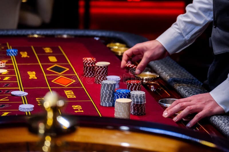 Baccarat ကတ်ဂိမ်းဇယားနှင့် Live Dealer ကစားနေသောမြင်ကွင်း